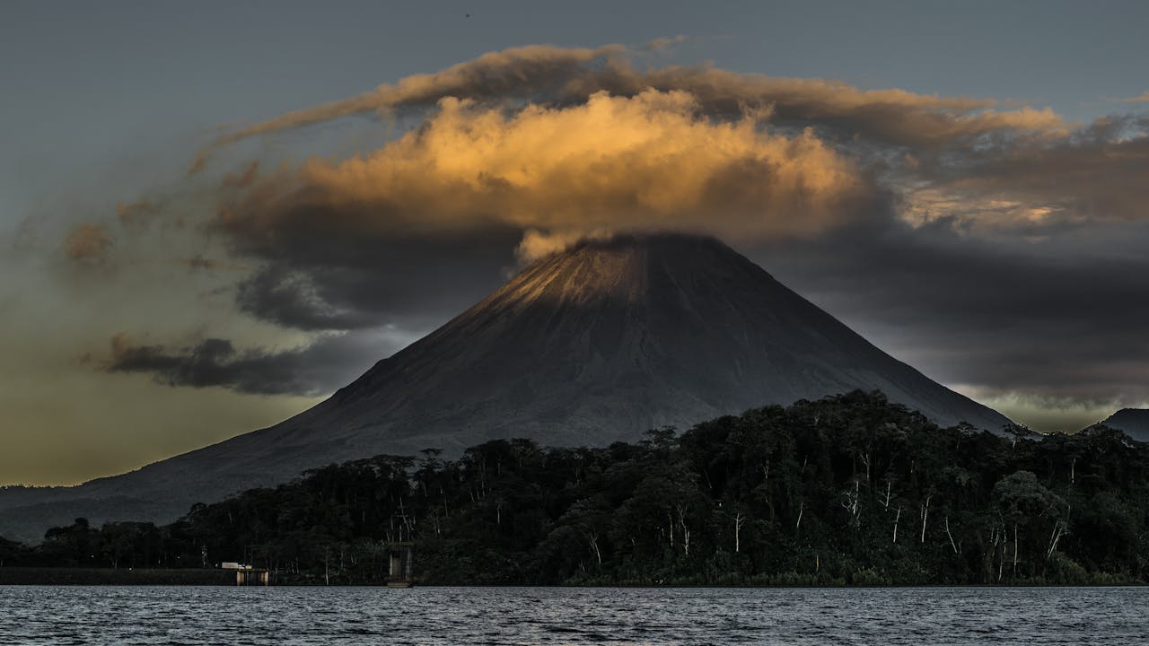 Costa Rica Triangle: Volcano, Rainforest, Beach